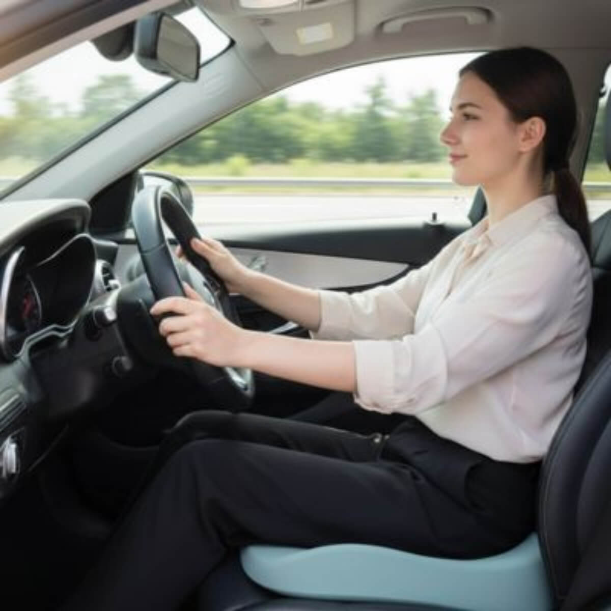 cousin fessier voiture rehaussseur gris
