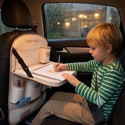 Organisateur voiture enfant Concentration du rangement sur le dossier