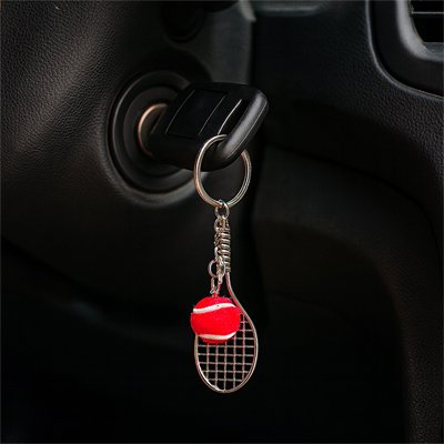 porte cle polyvalent,elegant,tennis aux détails impressionnants au volant de voiture
